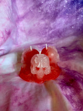 Load image into Gallery viewer, Triple Skull Candle
